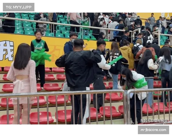 球迷文化两面:焰火助威增氛围,安全隐患引担忧