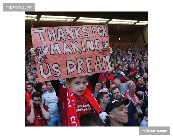 利物浦球迷客场高歌“你永不独行”,声援球队五轮不胜